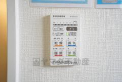 雨の日の洗濯も安心できる浴室暖房乾燥機付き浴室。リモコンで操作もボタン1つで簡単。 浴室暖房乾燥機には、暖房、乾燥、涼風、換気の4つの機能が付いています。タイマー付きです。