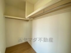 同仕様写真。ファミリークローク付き。ご家族の洋服や小物などを1箇所にまとめて美しい収納を実現します。