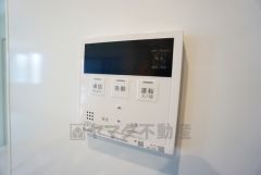 給湯器リモコンはキッチン横からボタンひとつで操作が楽々。通話ボタン付きでお子様とも会話ができて安心です。