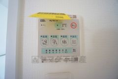 雨の日の洗濯も安心できる浴室暖房乾燥機付き浴室。リモコンで操作もボタン1つで簡単。 浴室暖房乾燥機には、暖房、乾燥、涼風、換気の4つの機能が付いています。タイマー付きです。