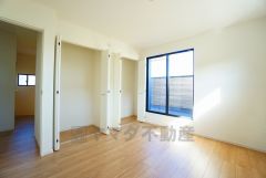 住む人のこだわりを活かす洋室＾＾日当たりがよく、寝室としての利用もおすすめ。広めのクローゼットもあり荷物もすっきり片付けれ、ゆとりのある暮らしが出来ます＾＾