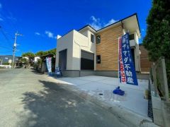 前面道路は公道南西側約5.6ｍ。 コンビニまで徒歩7分。