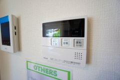 給湯器リモコンはキッチン横からボタンひとつで操作が楽々。通話ボタン付きでお子様とも会話ができて安心です。
