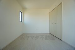 同仕様写真。住む人のこだわりを活かす洋室＾＾日当たりがよく、寝室としての利用もおすすめ。広めのクローゼットもあり荷物もすっきり片付けれ、ゆとりのある暮らしが出来ます＾＾