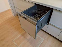 家事の時間が短縮できる食器洗浄乾燥機付。後片付けもラクラクです。 食器を洗う手間が減るので家族とのコミュニケーションの時間や自分の時間が増えますね。