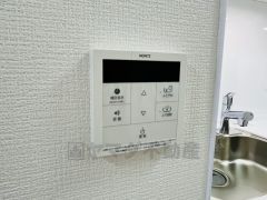 給湯器リモコンはキッチン横からボタンひとつで操作が楽々。