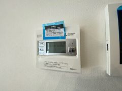 キッチン横に給湯器リモコンを設置していますので、忙しい時間帯でもスイッチ一つでお風呂の用意ができますよ＾＾
