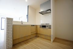 同仕様写真。対面式カウンターキッチンでお子様の様子が見守れます。カウンタートップは耐熱性に優れており、日ごろのお掃除もふき取るだけでＯＫ。ステンレスシンクも簡単にお掃除できますよ。