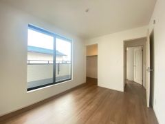 住む人のこだわりを活かす洋室＾＾日当たりがよく、寝室としての利用もおすすめ。広めのクローゼットもあり荷物もすっきり片付けれ、ゆとりのある暮らしが出来ます＾＾