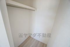 同仕様写真。ハンガーパイプ付で散らかりがちな洋服類もきれいに整理できます。使用頻度が少ないものは枕棚の上に、足元には3段ボックスを置いて、フル活用できるクローゼットです＾＾