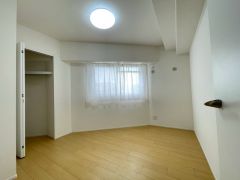 住む人のこだわりを活かすお部屋です＾＾日当たりがよく、寝室としての利用もおすすめ。
