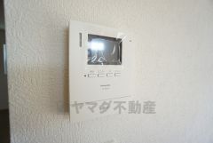 防犯性もばっちり、TVモニター付きインターフォン完備。大きなモニターで玄関先を確認できます。録画機能が付いているので不在時の訪問者も確認できて安心です^^