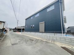 前面道路は東側5.37ｍ、南側3.55ｍです。駐車もスムーズです＾＾ 角地で風通し、日当たり良好＾＾