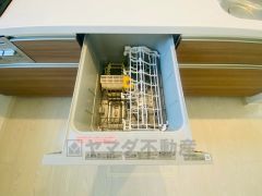 家事の時間が短縮できる食器洗浄乾燥機付。後片付けもラクラクです。 食器を洗う手間が減るので家族とのコミュニケーションの時間や自分の時間が増えますね。