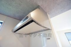 調理により発生する油煙や臭いを吸い込み、屋外へ排気してくれます。