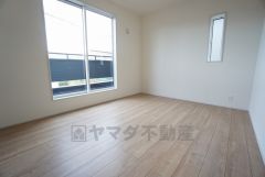 暖かい日差しが差し込む洋室。たっぷり収納できるクローゼット付きでお部屋の中をすっきりと快適に保てます。