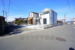 前面道路は南側5ｍ東側6.2ｍ。幅広いためスムーズ駐車出来ます＾＾ 須恵スマートICまで車で約11分＾＾（3.4ｋｍ）通勤やお出かけなどに便利です＾＾