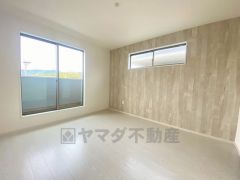 寛ぎの時間を紡ぎだす主寝室は、大型ベッドを置いても余裕の広さを確保しています。