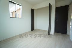 木目調のシンプルデザインで落ち着きと安らぎの空間に仕上げています。各部屋に収納が完備されているので、お荷物が多くなっても安心の設計です。