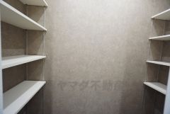 シューズインクローゼットも完備されており、玄関収納も問題ありません。棚の上にお花など飾ってインテリアも楽しめますね。