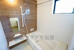 同仕様写真。1日の疲れを癒すくつろぎのバスルーム。足を伸ばしてもゆったりと入れるサイズです。お子様と一緒にお風呂に入っても狭くないですね^^