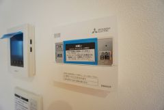 給湯器リモコンはキッチン横からボタンひとつで操作が楽々。通話ボタン付きでお子様とも会話ができて安心です。