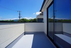 お洗濯物を干すスペースとしても十分な広さがあります。  お天気の良い日はお洗濯物がよく乾きそうな日当たり良好のバルコニーです＾＾