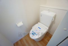 温水洗浄機付トイレです。節水機能もあるので、安心して使えますね。もちろん、1階2階の2ヶ所にトイレがあるので、忙しい朝にもゆとりができますね。