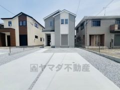 カースペースは停めやすい並列駐車2台付き。