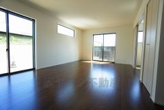 大きな窓のあるリビングは、陽光あふれる明るい空間です。居心地良く、ご家族皆がゆったり寛げる憩いの空間となりそうです。