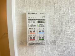浴室暖房乾燥機には、暖房、乾燥、涼風、換気の4つの機能が付いています。タイマー付きです。