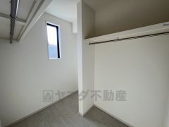 ハンガーパイプ付で散らかりがちな洋服類もきれいに整理できます。使用頻度が少ないものは枕棚の上に、足元には3段ボックスを置いて、フル活用できるクローゼットです＾＾