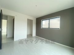 大容量の収納が嬉しいウォークインクローゼット付き。毎日の洋服のコーディネートが楽しくなります。モノを1ヶ所に収納できるので、お部屋もスッキリ。