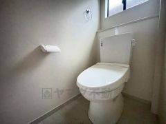 温水洗浄機付トイレです。節水機能もあるので、安心して使えますね。もちろん、1階2階の2ヶ所にトイレがあるので、忙しい朝にもゆとりができますね。