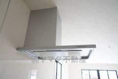 調理により発生する油煙や臭いを吸い込み、屋外へ排気してくれます。