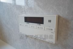 湯量・湯温の設定、そして保温までワンタッチのフルオートバス。便利な追い炊き機能付きです。