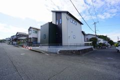 前面道路幅員8メートルで車が停めやすい環境。陽射しを遮られることなくとても明るいです。