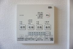 同仕様写真。雨の日の洗濯も安心できる浴室暖房乾燥機付き浴室。リモコンで操作もボタン1つで簡単。 浴室暖房乾燥機には、暖房、乾燥、涼風、換気の4つの機能が付いています。タイマー付きです。