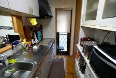 キッチンの背面には大型のカップボードが設置されています。食器収納としてはもちろん、作業台や家電置き場としても使えます。