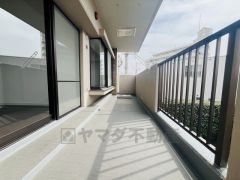 幅広のインナーバルコニーは洗濯物を守りやすく、眩しすぎる日差しも和らげます。 お洗濯物も気持ちよく干せそうです。 テーブルとイスを置いてカフェタイムや日光浴、星を眺めたりも良いですね^^