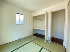 リビング横の和室は、思い切りお子様が遊べるキッズスペースに。柔らかい畳の上なら、お子様が転んでも怪我をしにくく安心です。