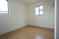 木目調のシンプルデザインで落ち着きと安らぎの空間に仕上げています。各部屋に収納が完備されているので、お荷物が多くなっても安心の設計です。