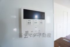 キッチン横からお湯張り、追い炊き、足し湯がボタン一つで楽々操作できる給湯機リモコンです＾＾忙しい夕飯の準備の時間帯に重宝しますね。