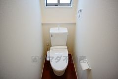 同仕様写真。ウォシュレット付トイレです。節水機能もあるので、安心して使えますね。もちろん、1階2階の2ヶ所にトイレがあるので、忙しい朝にもゆとりができますね。