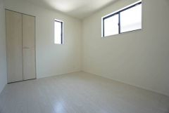 暖かい日差しが差し込む洋室。たっぷり収納できるクローゼット付きでお部屋の中をすっきりと快適に保てます。