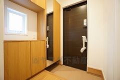 同仕様写真。たっぷり収納できるシューズボックスです。家族全員の靴がきれいに整頓できます。棚の上にお花や写真を飾っても良いですね。