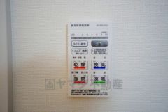 雨の日の洗濯も安心できる浴室暖房乾燥機付き浴室。リモコンで操作もボタン1つで簡単。 浴室暖房乾燥機には、暖房、乾燥、涼風、換気の4つの機能が付いています。タイマー付きです。