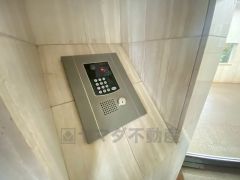 オートロック完備。セールスマン対策にもなり安心できます。