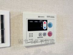 ダイニングに給湯リモコンを設置。 ボタンひとつでお湯張りができる便利な機能付きです＾＾忙しい家事の合間にも便利です。