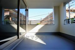 同仕様写真。幅広のインナーバルコニーは洗濯物を守りやすく、眩しすぎる日差しも和らげます。